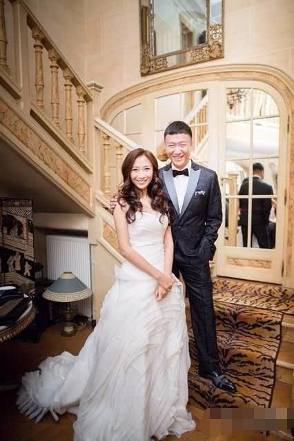 結婚3年的孫紅雷和妻子同框,嬌妻的顏值和身高,讓人尷尬