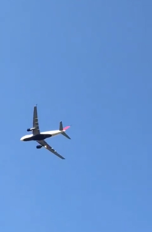 现场:一架由北京飞波士顿飞机起飞后机翼冒火