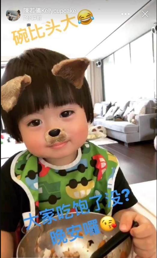 林志颖双胞胎儿子吃饭,碗比头大,超级大卧蚕成