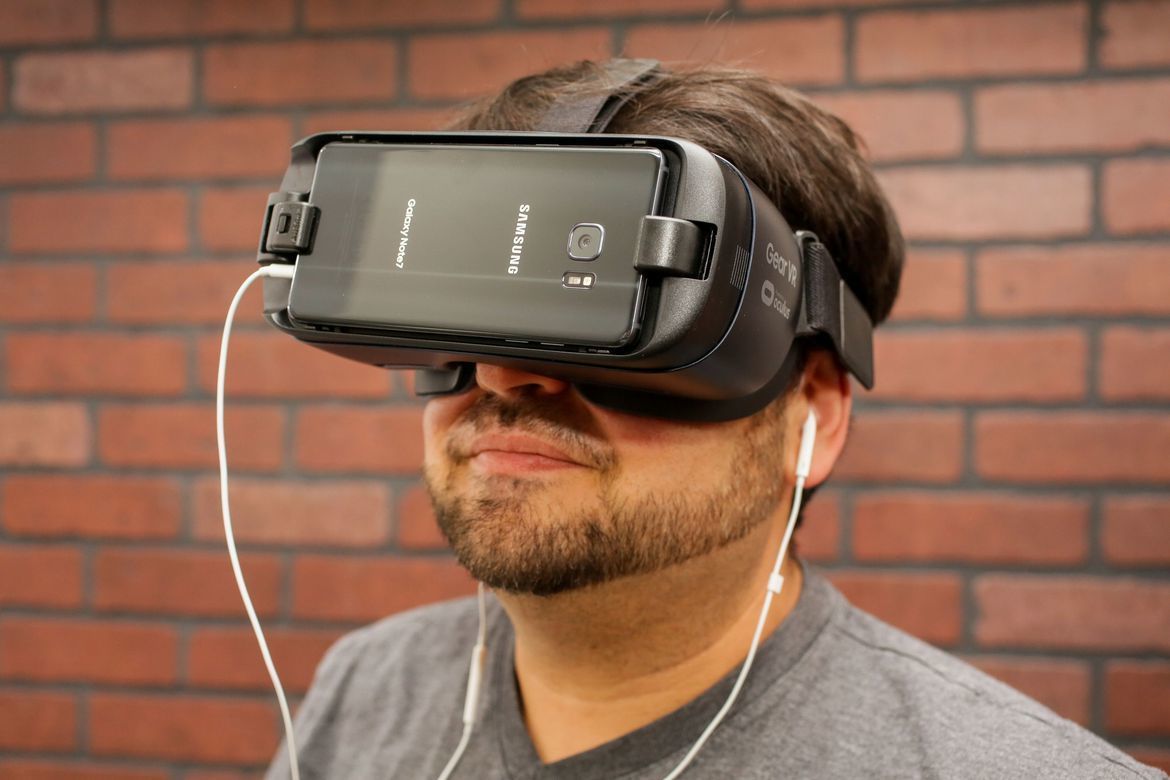 【未来:VR?】
正当iPhone被第三方硬件与软件供应商用来提供像Pokemon Go这样的虚拟现实和增强现实体验,苹果却还没有推出任何的虚拟现实或增强现实产品。库克曾公开表达对该领域的兴趣,称其“很酷,有一些很有趣的应用。”要是苹果还没有一些相关的原型产品,我们会很震惊。该公司2020年之前推出“iVR”眼镜似乎是必然的事情。(上图是三星的Gear VR。)
