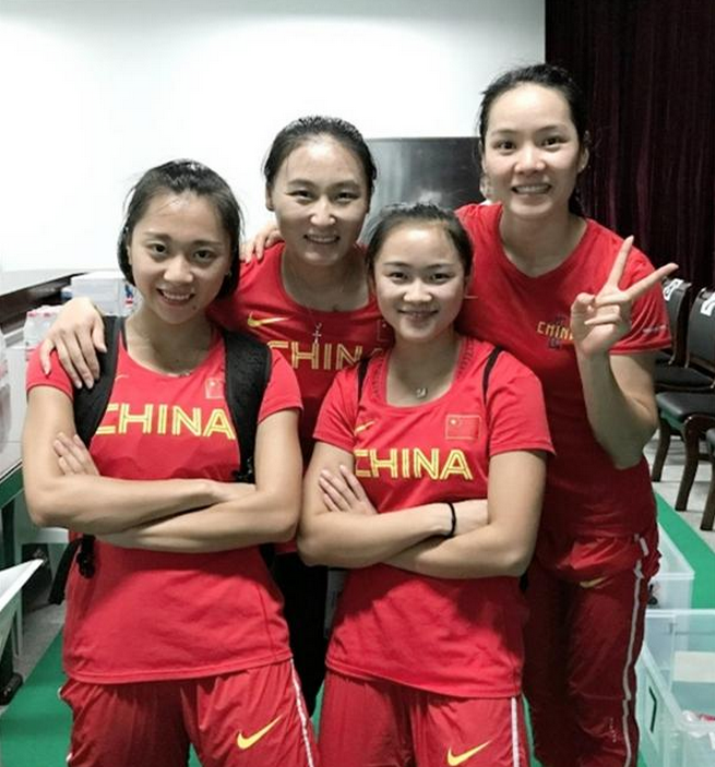 心疼!中国接力小美女失误被冬日娜逼哭,三位队友求情才帮其解围