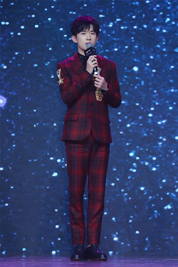 易烊千玺3位女星同台,关晓彤好萌身高差,唯独