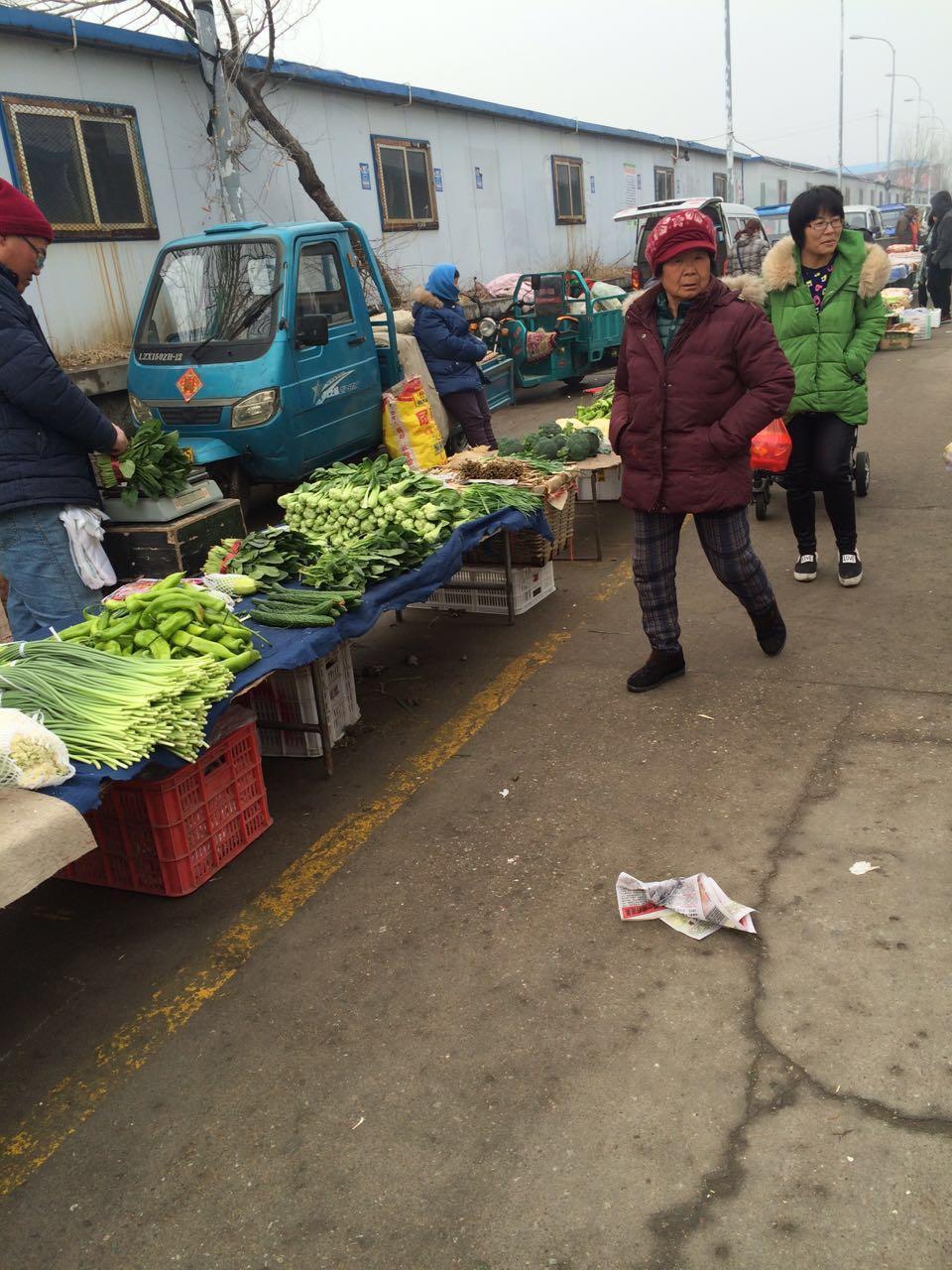 农村赶集卖菜是真贵,就属大白菜便宜!