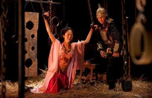 18岁当皇后为了国家亲自上阵战场 战败惨遭裸刑 18岁当皇后为了国家亲自上阵战场 战败惨遭裸刑