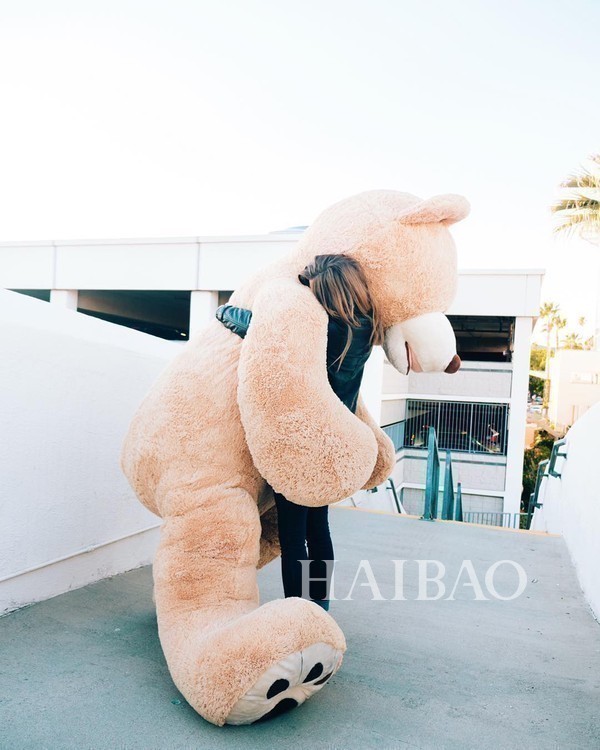 情侣带上2米3的巨型泰迪熊一起走遍全世界 情侣带上2米3的巨型泰迪熊一起走遍全世界