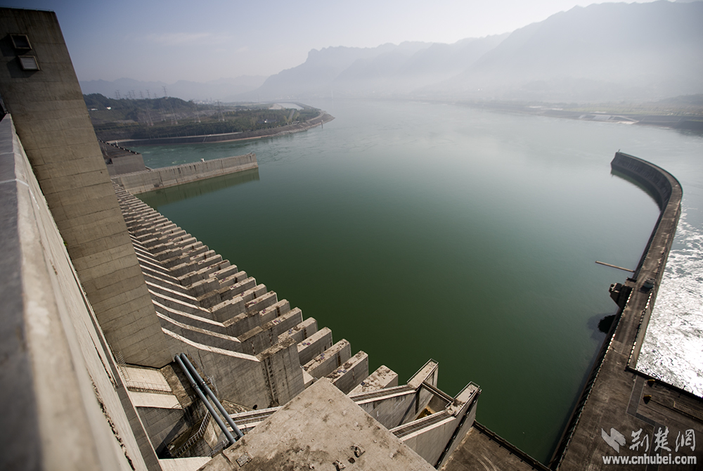 体验世界最大升船机 船只坐