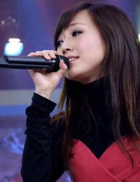 34岁潘阳全家福曝光,老公送3800万豪车示爱,3岁儿子像潘长江!