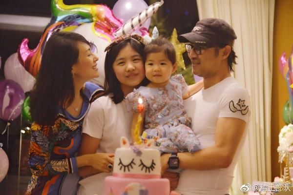 汪峰大女儿近照曝光,与继母章子怡感情好,葛荟