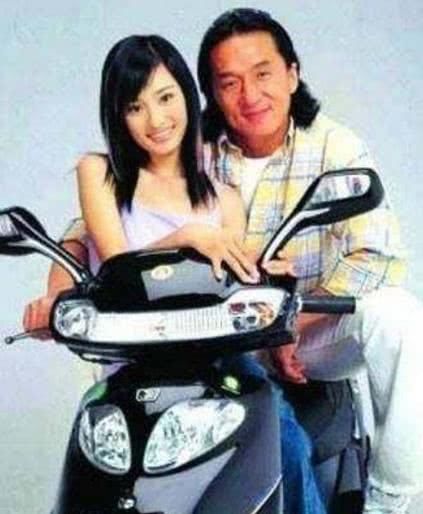 杨幂17岁青春照曝光,网友:明明一张嫩牛五方脸