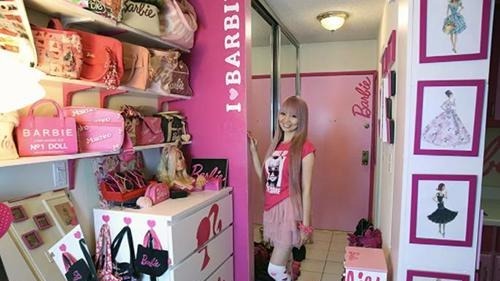 女子疯狂痴迷芭比娃娃 花54万打造真人芭比娃娃屋