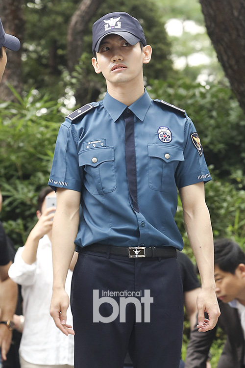 崔始源沈昌珉今日退伍 敬礼告别