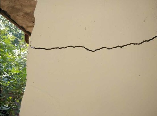 河南息县扶贫房成了豆腐渣 农民的危房补贴竟