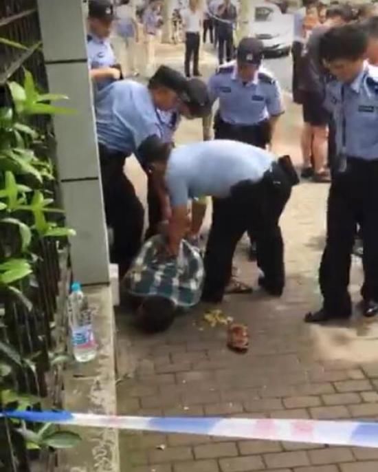 上海一男子砍死两名小学生被抓