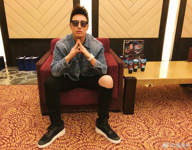 潘玮柏晒照俏皮回应变胖:前几天我说了那不是