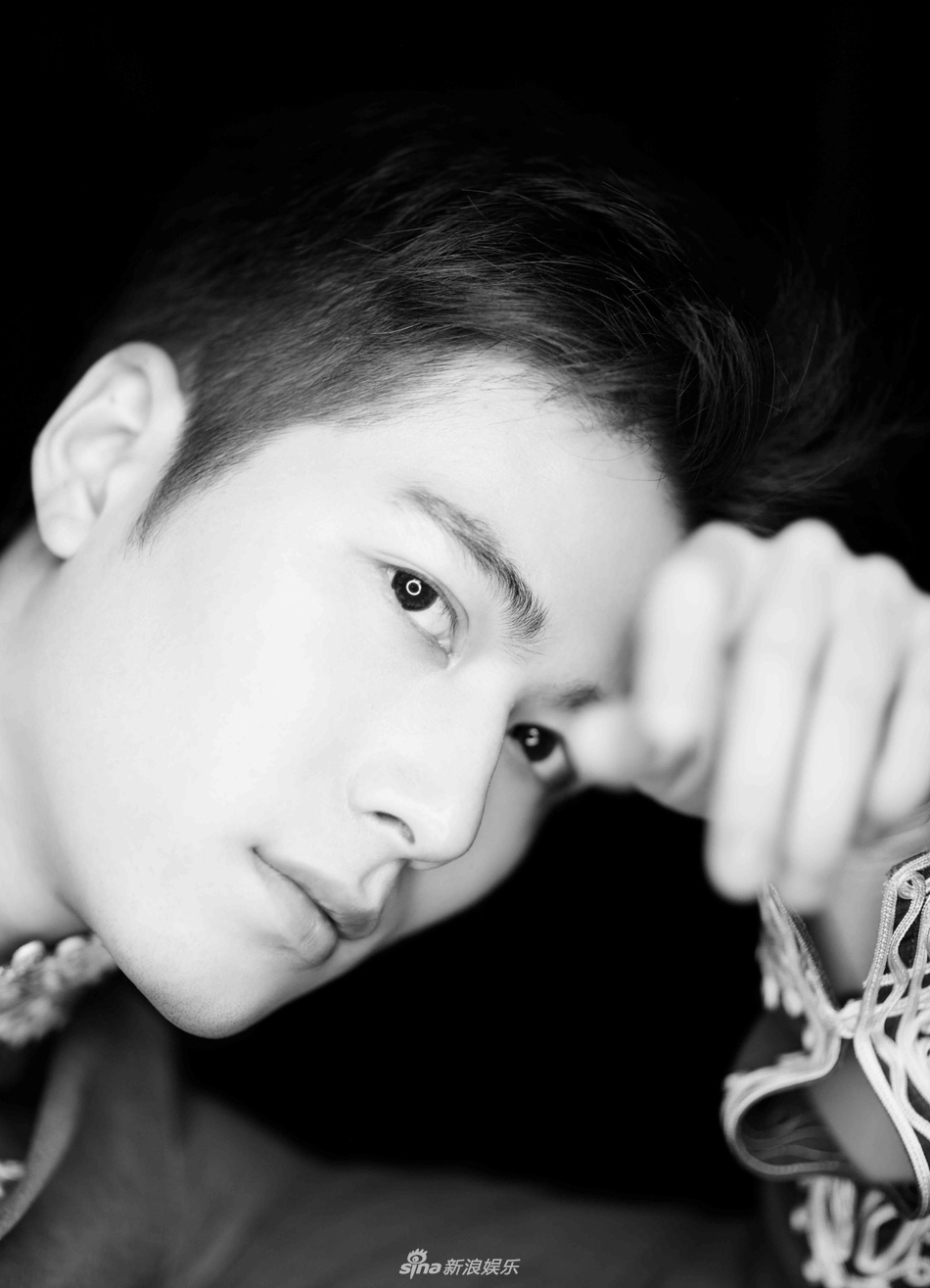 陈学冬黑白写真上演"眼神杀" 实力演绎复古质感
