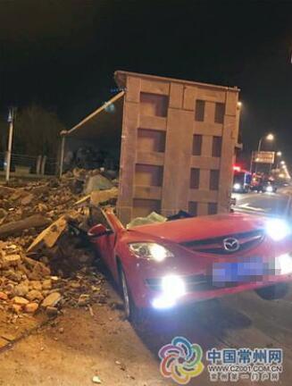 常州大卡车侧翻压瘪小轿车 轿车内两人当场死亡 常州大卡车侧翻压瘪小轿车 轿车内两人当场死亡