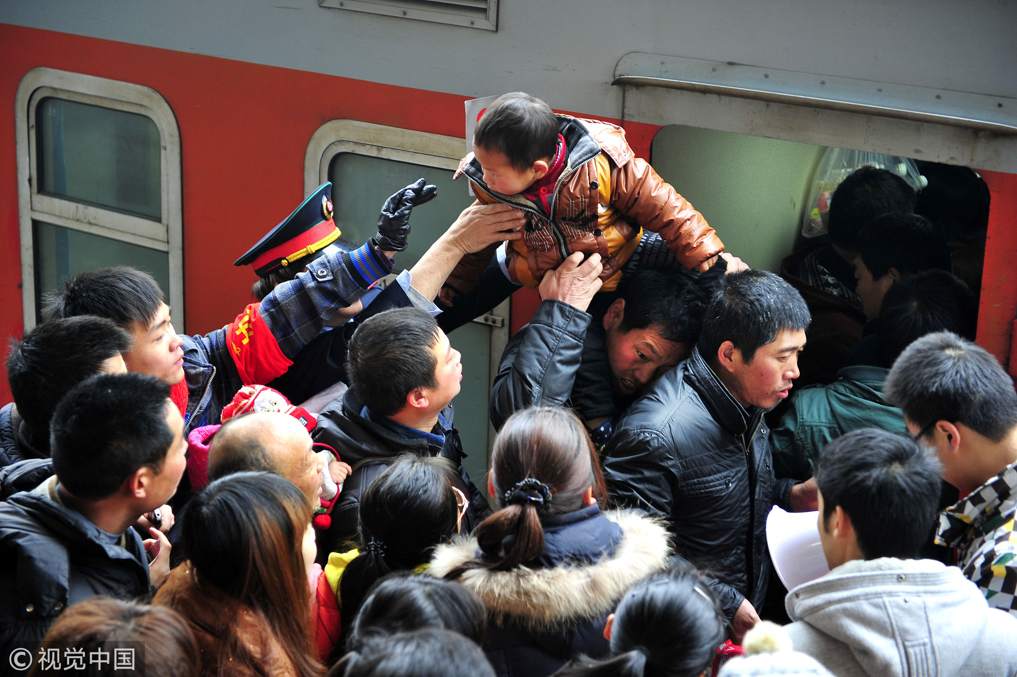 2012年01月08日，长沙火车站，旅客准备上车。天，一年一度的春运拉开帷幕，至2月16日结束，持续40天。据预测，2012年春运期间客流量将达到31.58亿人次，各地民航、铁路、公路等运输部门已做好应对客流高峰的各项准备。图/视觉中国