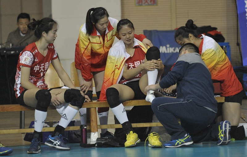 拦网崴脚,龚翔宇轻伤不下火线