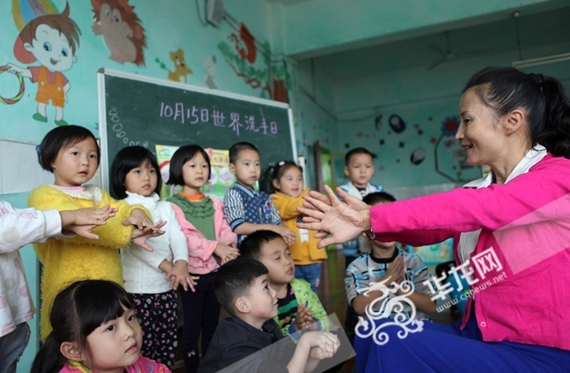 永川区:幼师教洗手七步法 孩子养成好习惯