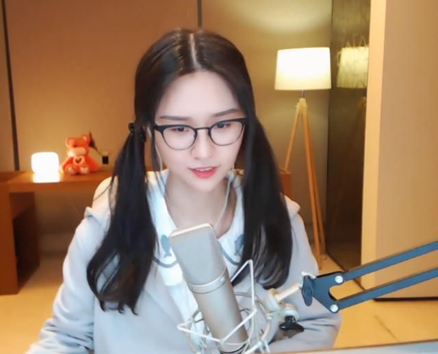 斗鱼一姐大比拼:冯提莫上快乐大本营,阿冷土豪