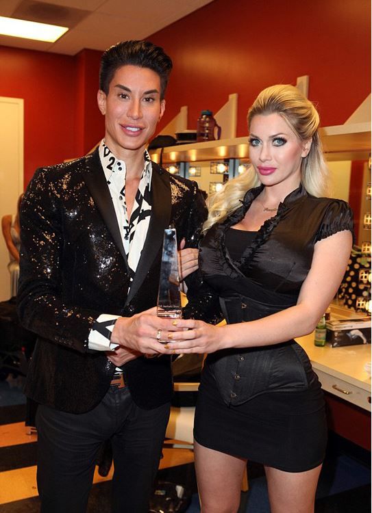 他们痴迷芭比,整容几百次终成真人版之爱!