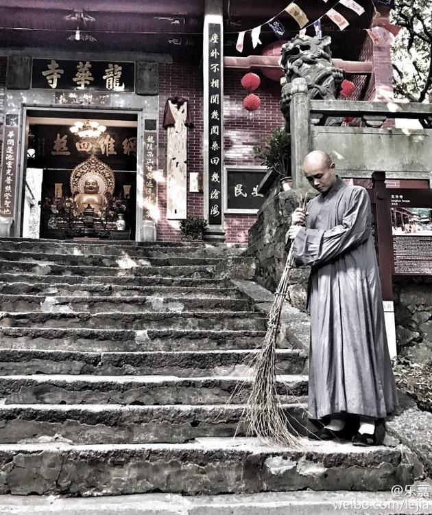 出家还是摆拍?乐嘉现身寺院变扫地僧 出家还是摆拍?乐嘉现身寺院变扫地僧
