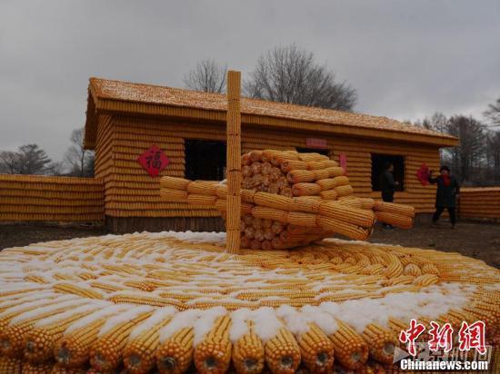 太有才！用2万个玉米盖的“黄金屋院”你想住吗？