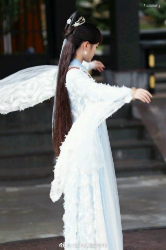 组图:鞠婧祎芸汐传路透饭拍 四千年唇红齿白迷死人