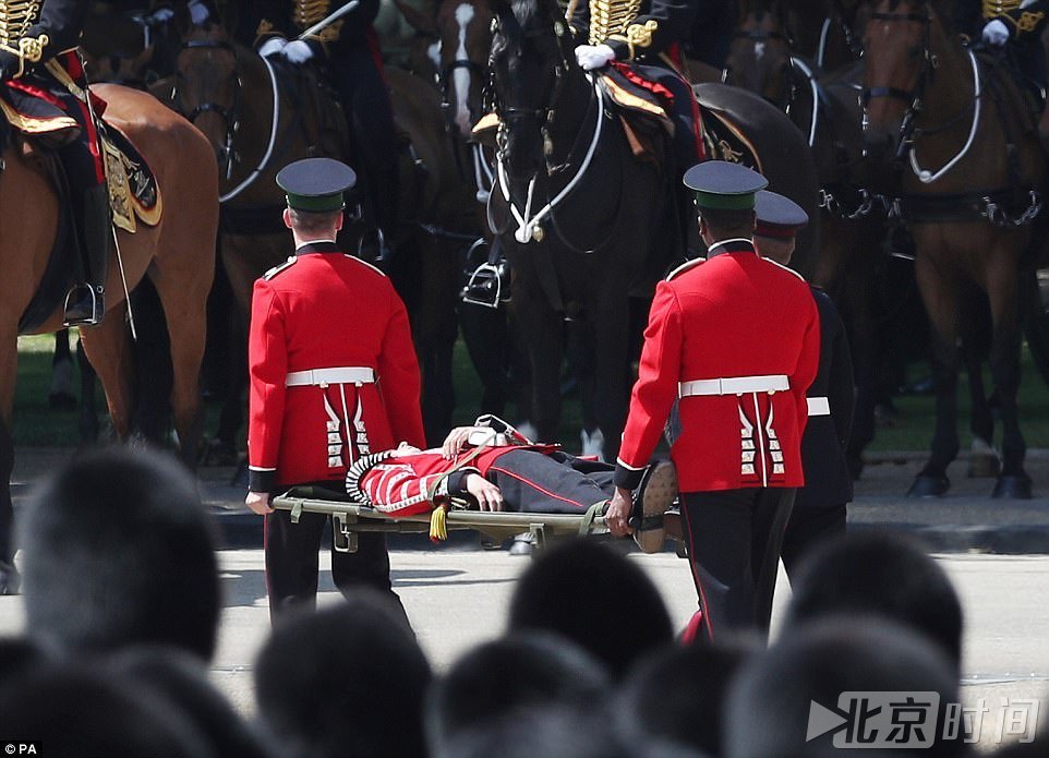 英国女王生日庆典现场士兵们热晕