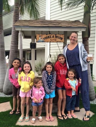 这个妈妈领养了六个小孩,背后的故事让人感动