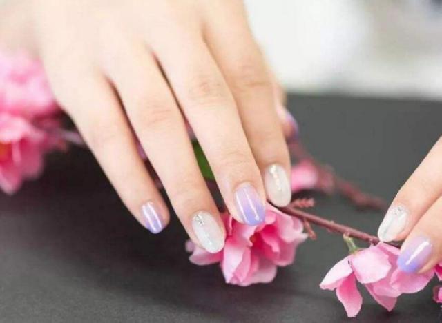 手蜕皮是什么原因?如果可以,吃什么可以补充维