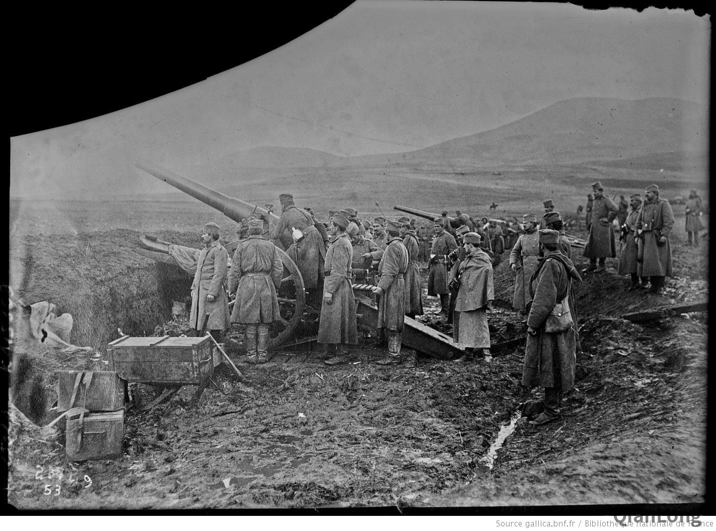 一战时期的塞尔维亚炮兵 155火炮看着好大