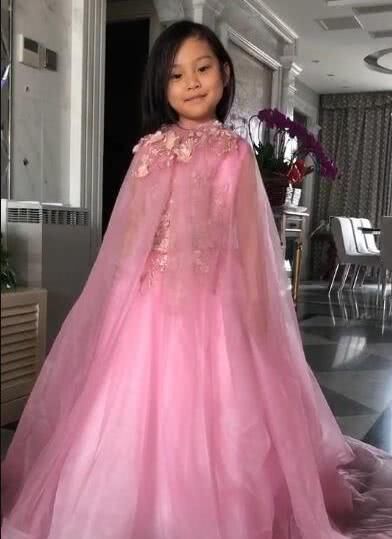 贾乃亮李小璐女儿甜馨近照曝光,剪短发穿粉色
