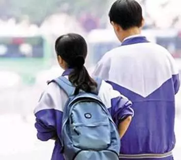 男女网上早恋遭反对 俩人用502胶把手粘到一起