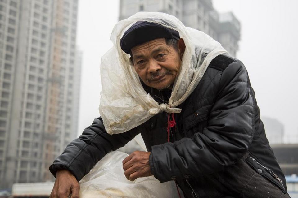 老汉雨中骑车60公里卖花生 好心人千元买光