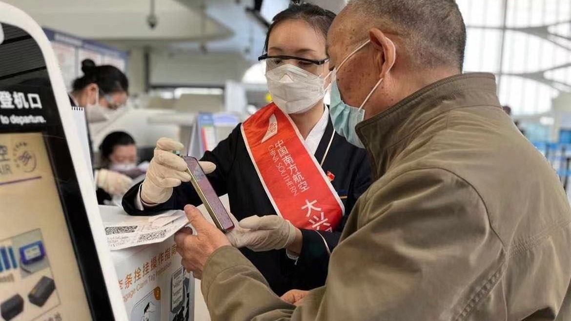 元旦将至，南航在大兴机场为老年旅客打造“暖冬”套餐