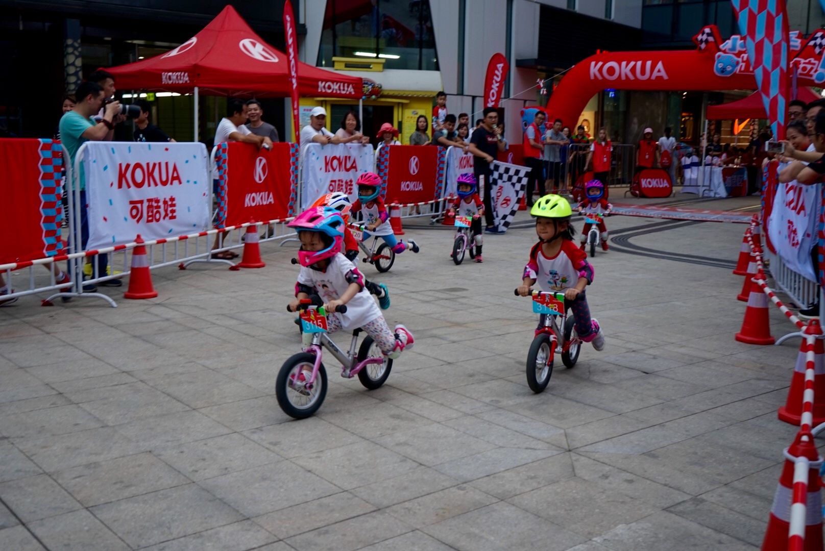 抖音上超火的儿童平衡车竞速赛在杭州举办!2岁