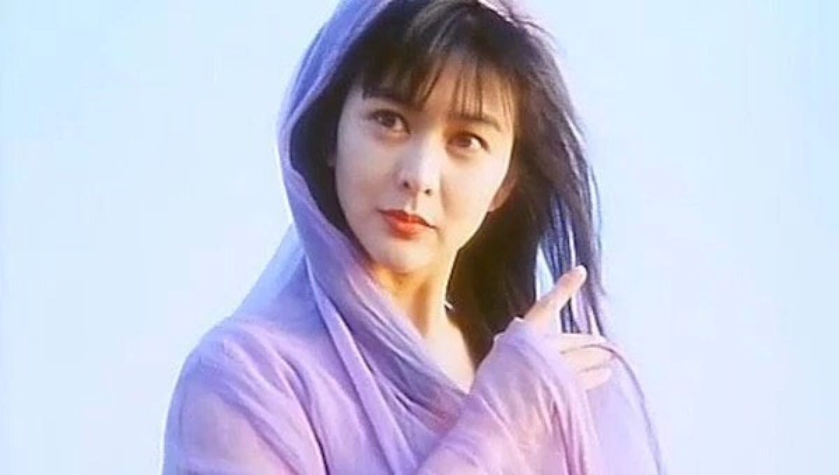 关之琳年幼时就被许多叔叔阿姨称作“小美人”，有的戏称其为“搪瓷娃娃”。