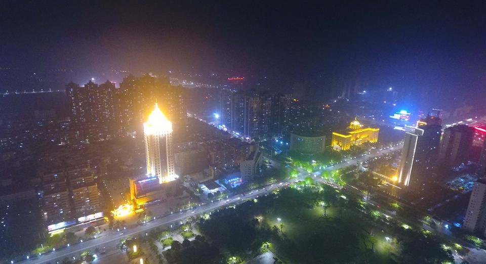 茂名网友(昵称大树上的猴子)迷上了夜景,于是有了这组航拍作品,夜里