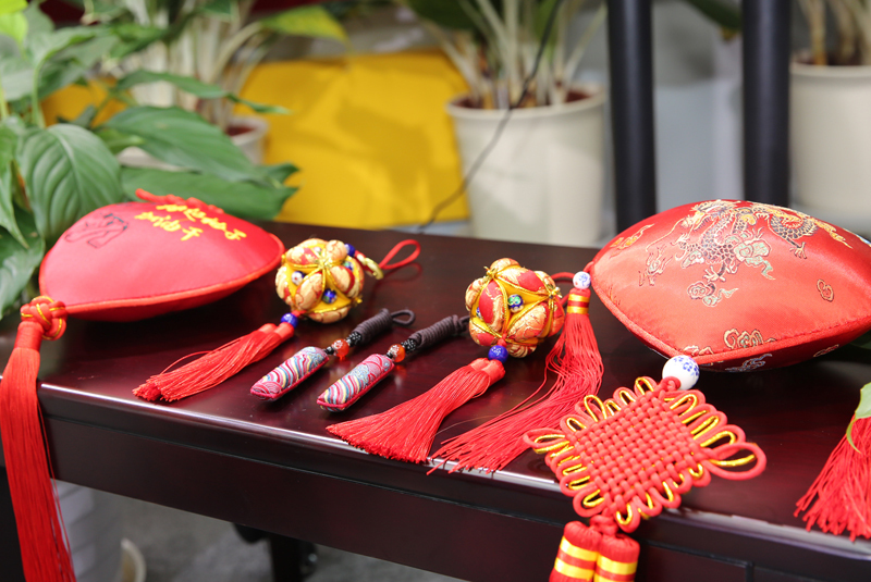 江苏省徐州市马庄村原党委书记孟庆喜带来了家乡的手工香包.