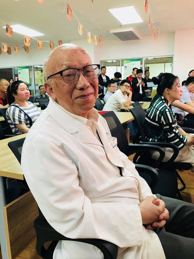 科医院填补陕西首例超高度近视晶体植入手术空