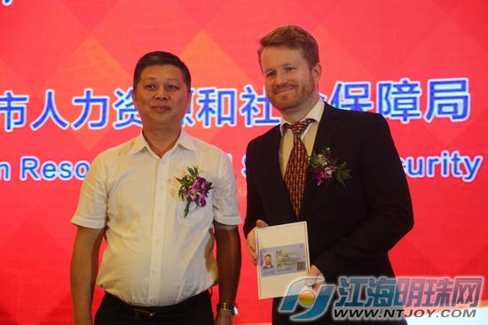 南通颁发首批《外国人工作许可证》 12位外国