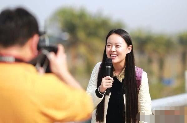 郑州电视台举办了一场全国主持人招聘选拔大赛,郑园园凭借着伶俐的