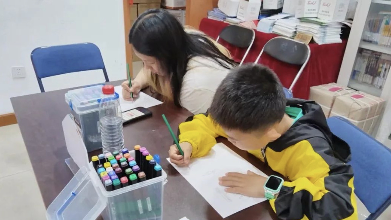 石景山鲁谷街道久筑社区开展“漫画说‘法’”绘画志愿服务活动