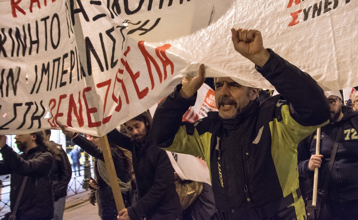 希腊雅典民众游行抗议美国干预委内瑞拉内政