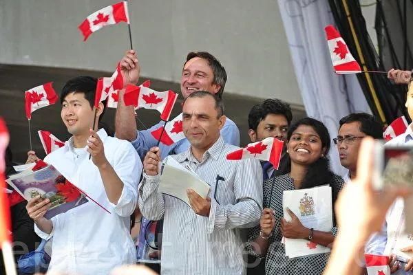 印度人加拿大快速移民通道占便宜,中国人吃哑