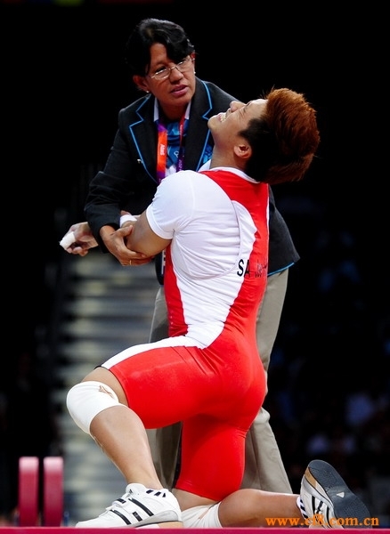 韩国名将史载赫比赛受伤瞬间，工作人员前来查看情况。