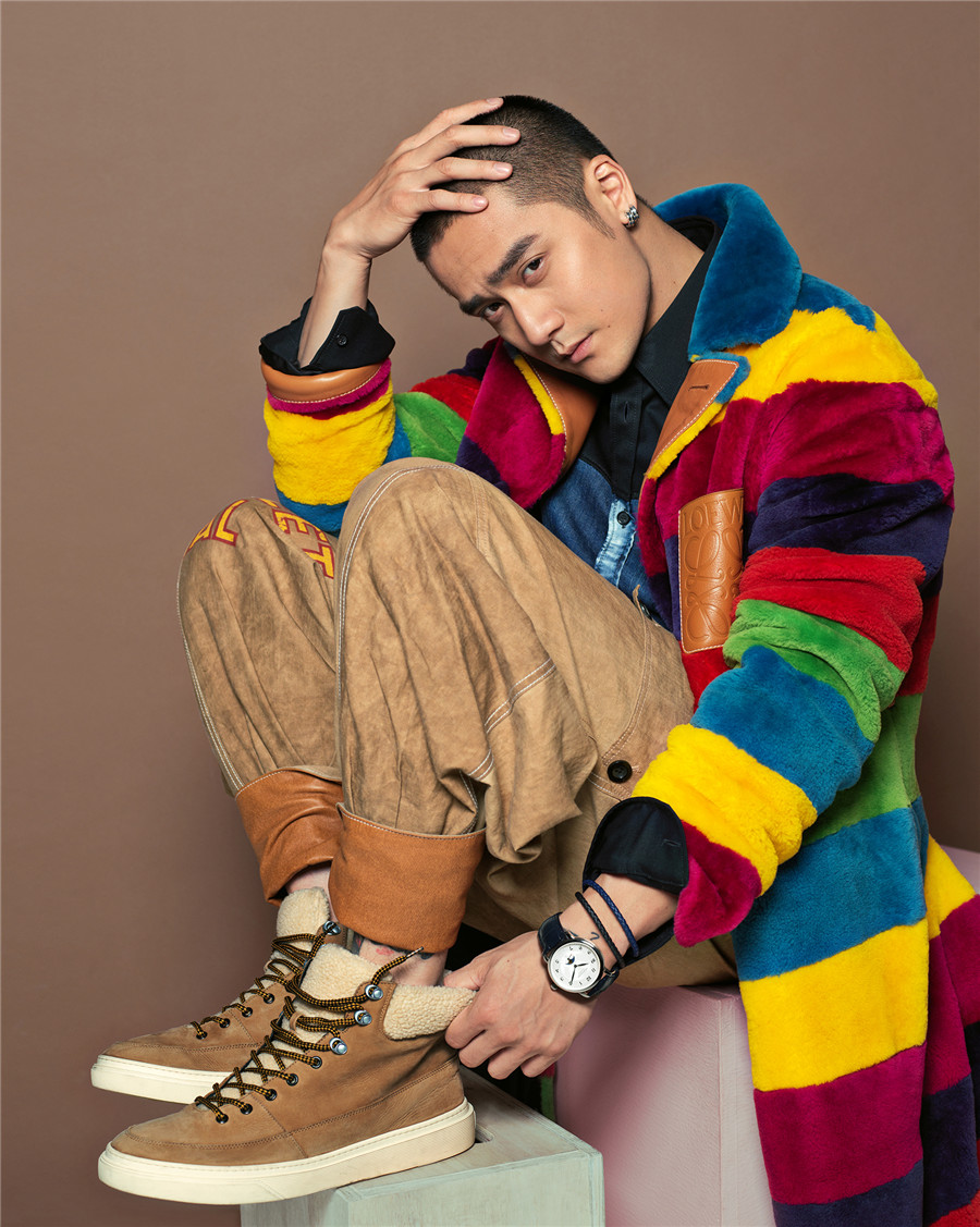 近日,90后硬汉小生蒋劲夫拍摄的封面大片曝光,引来网友和媒体的关注.