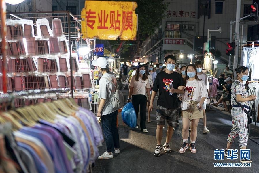 6月1日，市民在武汉保成路夜市消费休闲。 随着复工复产复市持续推进，武汉街头传统的夜市再次热闹起来，不少市民前来消费休闲，初夏的烟火气充满生机。 