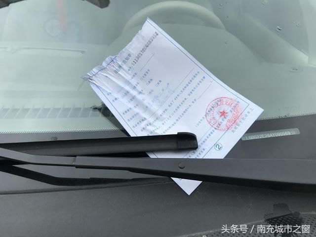 四川南充:消防通道被阻塞,消防车撞开违停小车